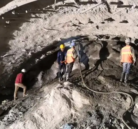 大方隧道拱顶带模注浆料，微膨胀注浆料的特点及施工工艺